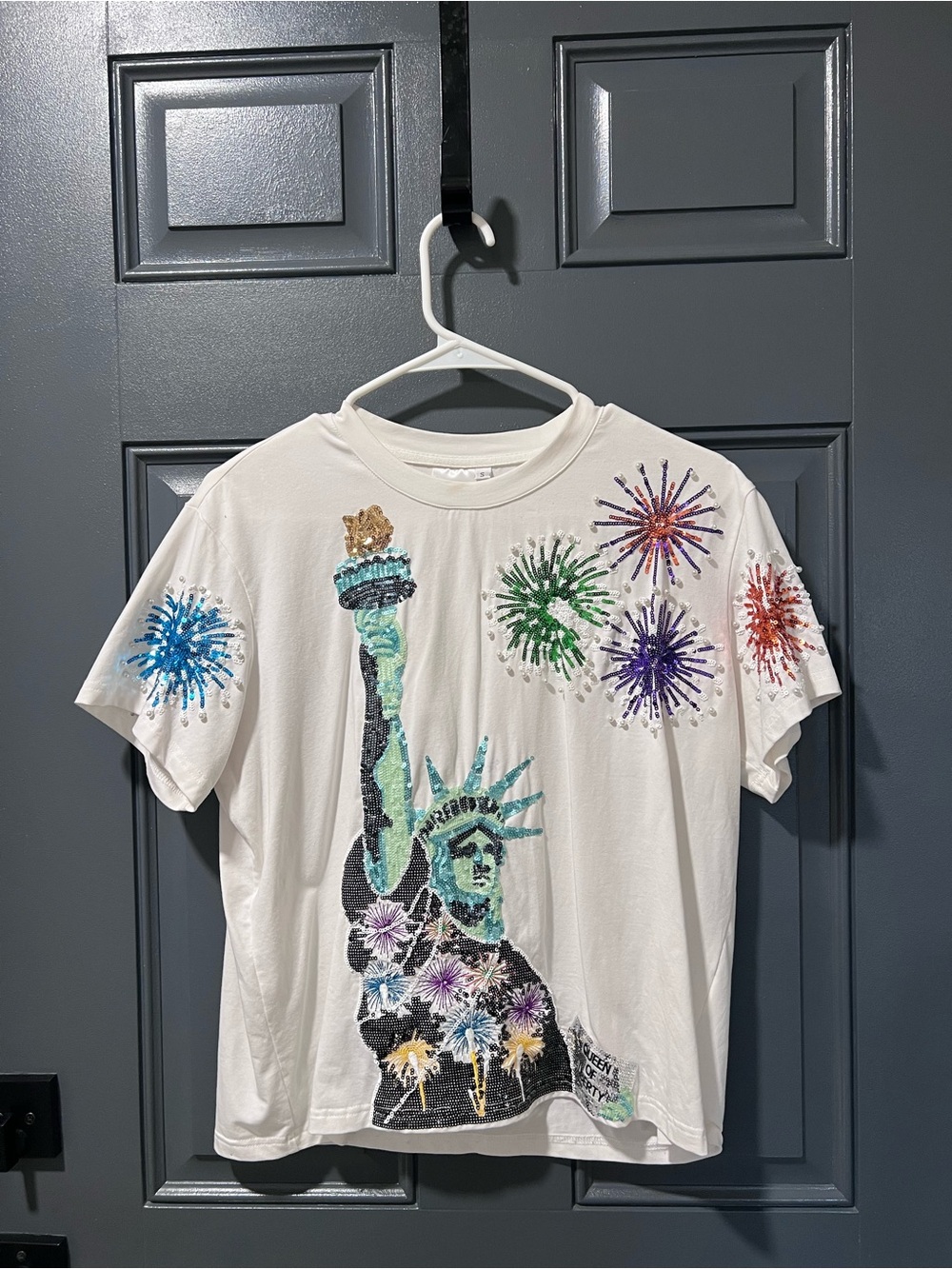 QUEEN OF SPARKLES White Short-Sleeve Statue of Liberty Sequin Tee